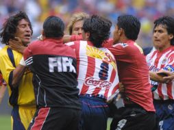 Altercado en el Clásico del Clausura 2011. EL INFORMADOR / ARCHIVO