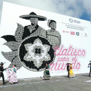 Rompen Récord Guinness con mosaico de sombreros
