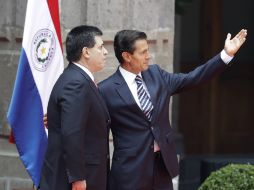 Durante la ceremonia de bienvenida, ambos mandatarios hicieron la presentación de sus respectivas comitivas. AP / R. Blackwell