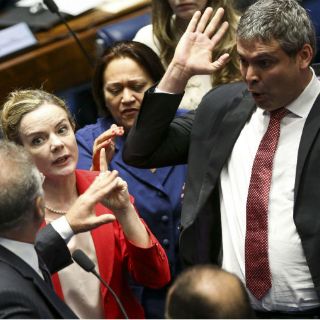 Gritos y caos interrumpen juicio contra Dilma Rousseff