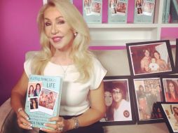 Linda Thompson promociona su libro titulado 'A Little Thing Called Life: On Loving Elvis Presley, Bruce Jenner, and Songs in Between'. INSTAGRAM / ltlindathompson