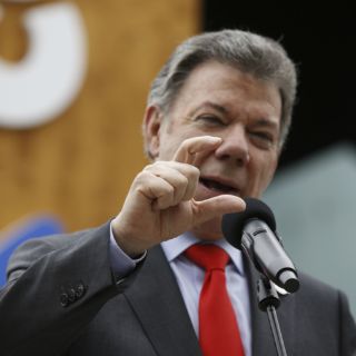 Santos firma decreto de alto el fuego bilateral con las FARC