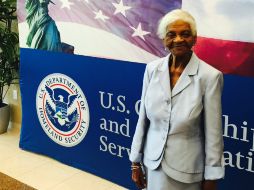 May García, llegada en 1993 a Estados Unidos, sonríe ante los medios. ESPECIAL / Twitter