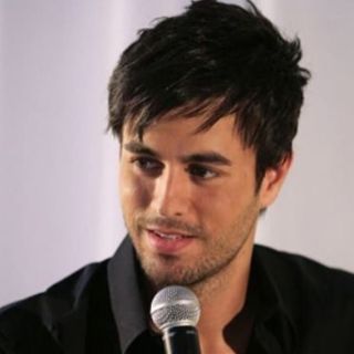 Fan se esconde 12 horas para conocer a Enrique Iglesias