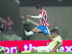Isaac Brizuela se adelanta a Paolo Goltz para luego fusilar a Moisés Muñoz. Chivas ya ganaba 2-0. MEXSPORT /