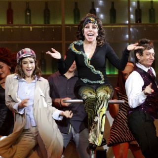 Recién operada, Verónica Castro cosecha aplausos