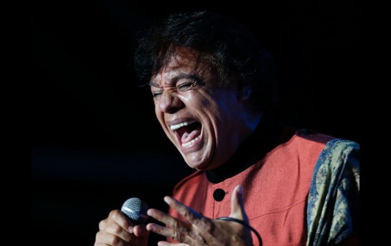 Juan Gabriel se presentó en 1996, 1997, 1998, 2002 y 2004, y conquistó al popular 'Monstruo' de la Quinta Vergara. AFP / ARCHIVO