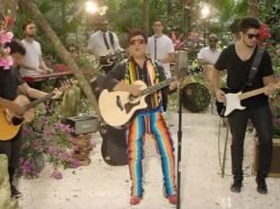 El cover de 'Have your ever seen the rain', titulado 'Gracias al sol', fue el más reciente hit de Juan Gabriel. YOUTUBE / JuanGabrielVEVO