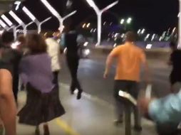 Los pasajeros fueron trasladados a las pistas de la terminal. ESPECIAL /