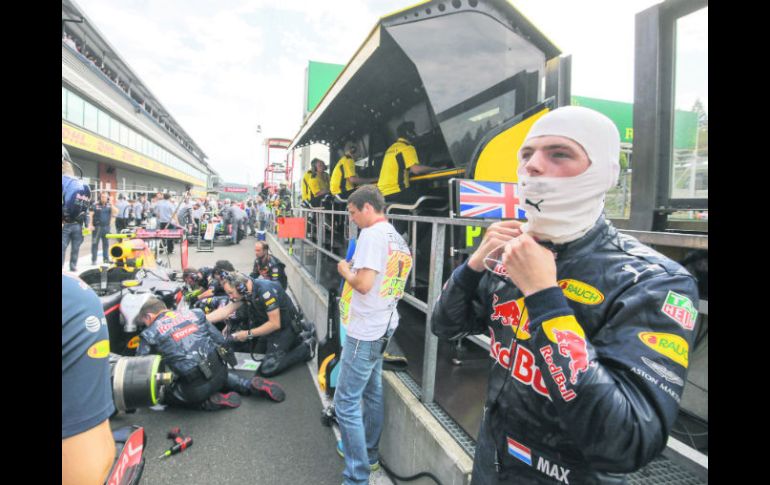 En el ojo del huracán. El joven Max Verstappen (Red Bull), de 18 años, desaprovechó la ventaja de salir en la primera línea. AFP /