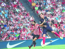 El croata Ivan Rakitic cabecea el balón que venció la portería del Athletic de Bilbao. AP /