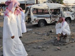 La explosión destruyó la fachada de la escuela y dos vehículos militares estacionados en el patio. AFP / F. Nureldine
