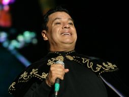 El cantante escribió a Pantoja el tema ''Así fue'' y ella se convirtió en madrina de Iván, el hijo mayor de Juan Gabriel. EFE / ARCHIVO