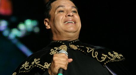 El cantante escribió a Pantoja el tema ''Así fue'' y ella se convirtió en madrina de Iván, el hijo mayor de Juan Gabriel. EFE / ARCHIVO