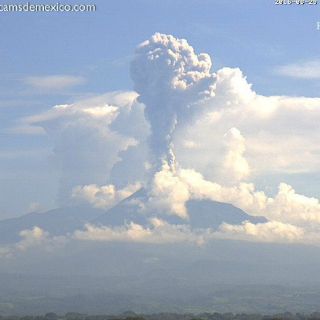 Volcán El Colima emite fumarola de más de dos mil metros de altura