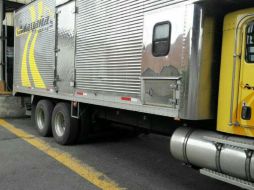 El tráiler iba de reversa en el área de descarga del negocio y no vio a la mujer, quien fue trasladada a la Cruz Verde. ESPECIAL / Bomberos de Zapopan