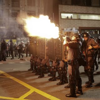 Dispersan con gases marcha contra destitución de Rousseff