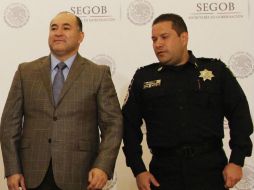 Enrique Galindo y Manelich Castilla, quien tomará el cargo de comisionado. SUN / I. Olivares