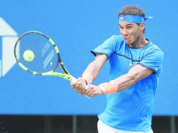 El español Rafael Nadal, cuarto cabeza de serie, regresa una bola a su primer rival en el Abierto de Estados Unidos, Denis Istomin. AFP /