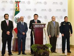 La destitución de Galindo (segundo a la derecha) se da días después de que la CNDH denunciara graves abusos de la corporación. SUN / Segob