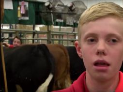 El video se ha vuelto viral debido a las muecas y manotazos que el pequeño realiza cuando se siente atrapado. YOUTUBE / Chris McCulley