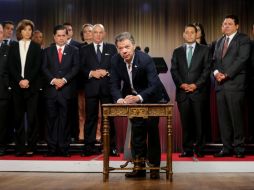 El decreto es firmado por Santos y todos los ministros de su gabinete, en un breve acto en la Casa de Nariño. EFE / L. Muñoz