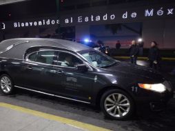 La carroza para el traslado de los restos de Juan Gabriel llegó la madrugada de este martes al Aeropuerto de Toluca. SUN /