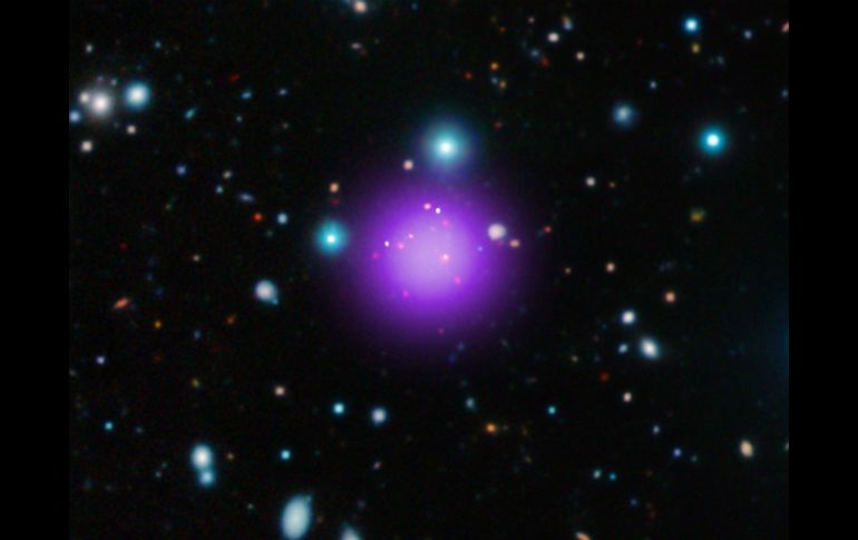 Las galaxias elípticas en agrupaciones galácticas como ésta forman estrellas durante explosiones cortas y violentas. ESPECIAL / NASA
