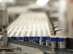 La nueva línea de producción tiene la capacidad de llenar dos mil latas cada minuto u 820 millones de latas por año. EL INFORMADOR / F. Atilano