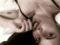 En la fotografía, Kate aparece acostada, con una mano sobre sus labios. INSTAGRAM / katedelcastillo