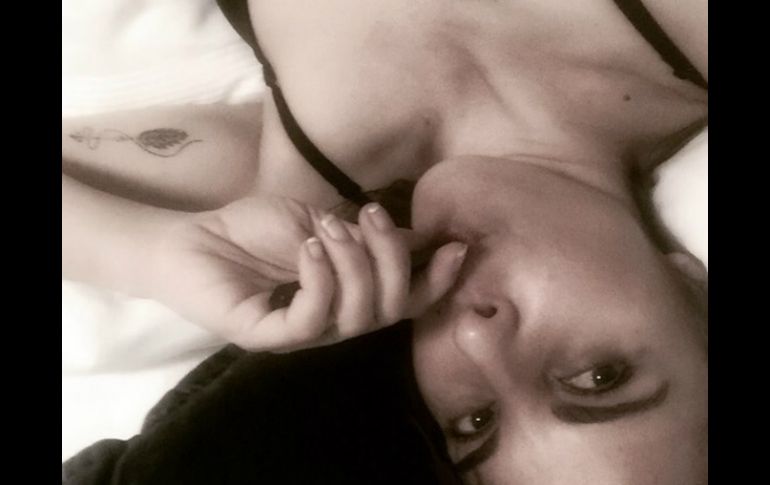 En la fotografía, Kate aparece acostada, con una mano sobre sus labios. INSTAGRAM / katedelcastillo