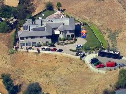 La policía obtuvo una orden de cateo y mientras Brown estaba oculto en su casa, arrojó por la ventana una bolsa con dos pistolas. AP / ESPECIAL