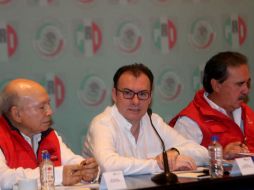 Videgaray (centro) informó del paquete económico a sus compañeros de partido en la reunión plenaria de legisladores del PRI. SUN / F. Ramírez
