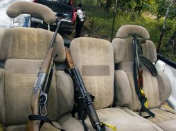 En el lugar se aseguró la camioneta con reporte de robo, tres AK 47, un AR-15 y una pistola .38 Súper. AFP / ARCHIVO