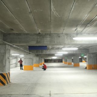 Logran contener agua en el estacionamiento del Corona