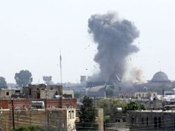 El humo se eleva por encima de la ciudad después de que un ataque aéreo saudí dañase una base militar de los hutíes. EFE / Y. Arhab
