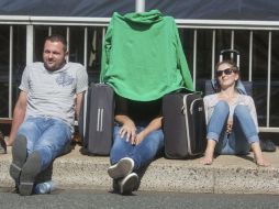 Pasajeros esperan su vuelo a las afueras de la zona de embarque de la Terminal 1 del aeropuerto de Fráncfort. EFE / F. Rumpenhorst