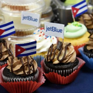 Lanza el primer vuelo de línea de EU a Cuba desde 1961
