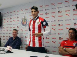 Pulido posó frente a los medios con su nueva camiseta, que dejó ver que en esta temporada portará el número nueve. EL INFORMADOR / M. Vargas
