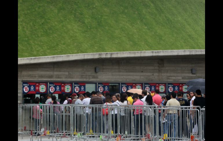 Las taquillas 15 y 16 del Estadio Chivas recibieron a los seguidores de Juan Gabriel para el reembolso de boletos. EL INFORMADOR / M. Vargas