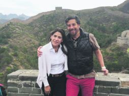 Santiago Sánchez Reynoso (+) y Adriana Dau con la Muralla China al fondo. EL INFORMADOR / C. Santana