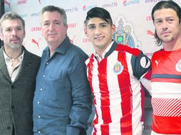 Todos contentos. Alan Pulido posa con la playera de Chivas, flanqueado por Jorge Vergara y Matías Almeyda. EL INFORMADOR / M. Vargas