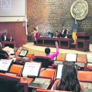 Para cumplir con la ley, diputados se suben el sueldo