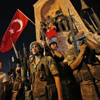 El Ejército turco expulsa a 820 militares por vínculos golpistas