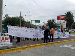 Los manifestantes cargados de mantas con mensajes de reclamo se colocaron en el camellón sobre prolongación Alcalde. EL INFORMADOR / S. Blanco