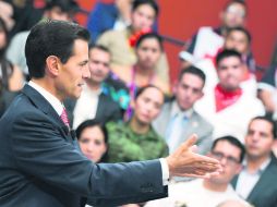 En una dinámica distinta en el contexto de la entrega de su Cuarto Informe de Gobierno, Peña Nieto se reunió con 300 jóvenes. ESPECIAL /