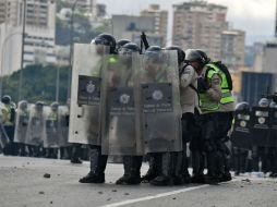 Agentes de la Policía y la Guardia Nacional impidieron la entrada del contingente a Caracas. AFP / J. Barreto