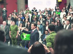 Peña Nieto cambió el formato en su Cuarto Informe y respondió ayer preguntas de jóvenes reunidos en el Palacio  Nacional. ESPECIAL /