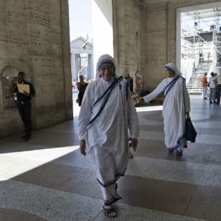 Miles llegan al Vaticano por canonización de Madre Teresa