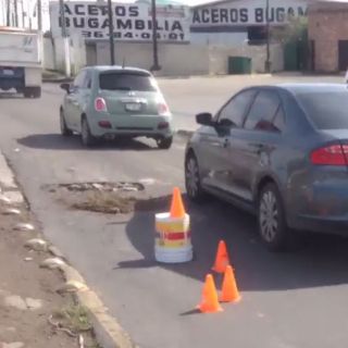 Ciudadano tapa baches en López Mateos ante inacción de autoridades